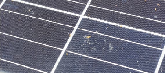 花粉や黄砂、鳥の糞などの汚れが付着した太陽電池モジュール（ソーラーパネル）